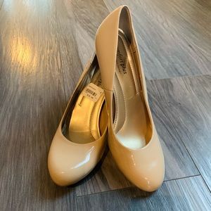Comfort Plus By Predictions Shiny Patent Finish Pump Size 8 (Tan) NEVER WORN
